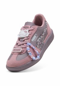 Sneaker rosa e grigia con un design di Hello Kitty, in suede testurizzato, con accenti floreali e un charm a forma di stella. Caratterizzata da un colletto imbottito e lacci.