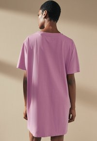 Next GRAPHIC  REGULAR FIT - Yöpaita - pink