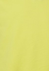 Tissu jaune vif avec une surface lisse et texturée. Couleur uniforme sans motifs ni accents, adaptée à diverses applications.