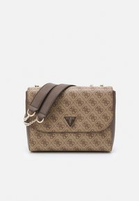 Brun crossbody-taske med mønstret og tekstureret finish. Har en kæderem, et trekantet logo og en klaplukkemekanisme. Justerbar remlængde.