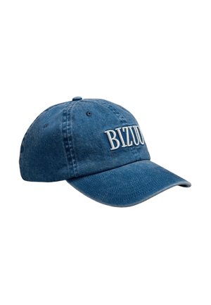 Blauwe spijkerstof baseballpet met gebogen klep en witte geborduurde tekst "BIZUU" op het voorpaneel tegen een witte achtergrond.