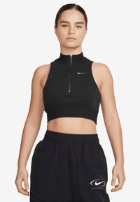 Top cropped preto sem mangas com gola alta, apresentando um fecho de correr frontal e um pequeno logótipo da Nike branco no peito. Design ajustado e elástico.