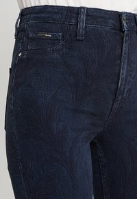 Guess Vaqueros pitillo - dark-blue denim
