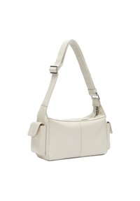 Borsa a spalla in pelle crema con forma piatta, manico regolabile e tasca laterale; texture liscia e design minimalista.