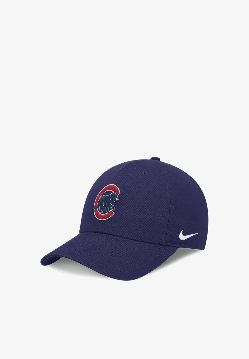 Casquette de baseball bleu marine avec un logo ours rouge et blanc à l'avant et une virgule Nike blanche sur le côté.