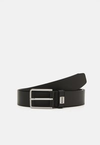 Ceinture en cuir noir avec une texture lisse, dotée d'une boucle rectangulaire en argent et d'un détail de logo embossé. Design plat et extrémité effilée.