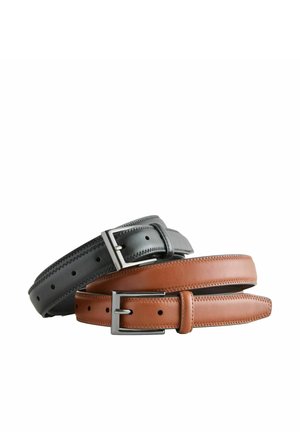 Zwei zusammengerollte Ledergürtel, einer schwarz und einer braun, mit silbernen rechteckigen Schnallen auf weißem Hintergrund.