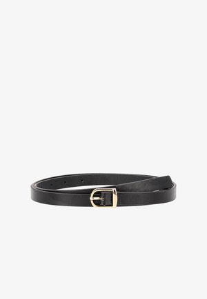 Zwarte leren riem met een gladde textuur, voorzien van een smal ontwerp en een goudkleurige metalen gesp. Accented met verschillende verstelgaten.