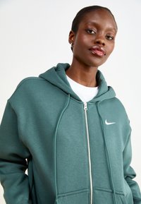 Nike Sportswear HOODIE - Jaka ar rāvējslēdzēju - vintage green/sail