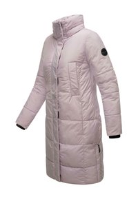 Svetlo roza puffer jakna z visokim ovratnikom, prešito teksturo in stranskimi žepi. Ima črne manšete in krožni logotip na rokavu.