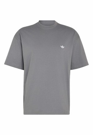Šedé tričko s krátkým rukávem a kulatým výstřihem s malým bílým logem Adidas na levé straně hrudi, zobrazené na jednobarevném bílém pozadí.