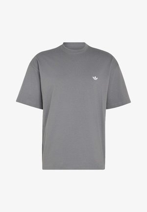 Šedé tričko s krátkým rukávem a kulatým výstřihem s malým bílým logem Adidas na levé straně hrudi, zobrazené na jednobarevném bílém pozadí.