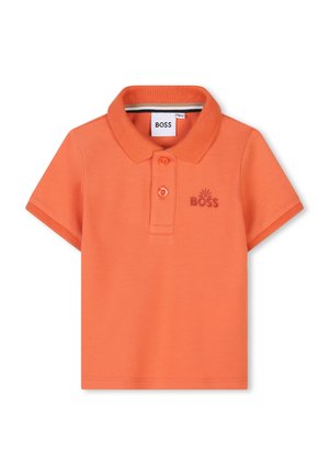 Polo orange en tissu texturé, avec un col, trois boutons et un petit logo brodé sur la poitrine.