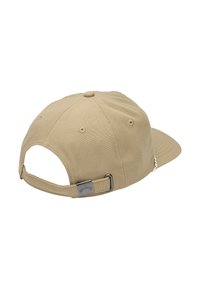 Casquette beige en toile de coton avec une visière plate, sangle ajustable à l'arrière, garniture en métal et six oeillets de ventilation.