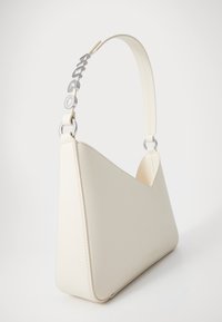 Borsa beige con forma triangolare, materiale sintetico testurizzato e una tracolla decorata con logo in argento. Superficie liscia e design minimalista.