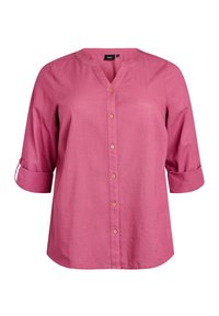 Camicia rosa con colletto a V e maniche a tre quarti, caratterizzata da un tessuto strutturato e con bottoni di legno lungo la parte anteriore.