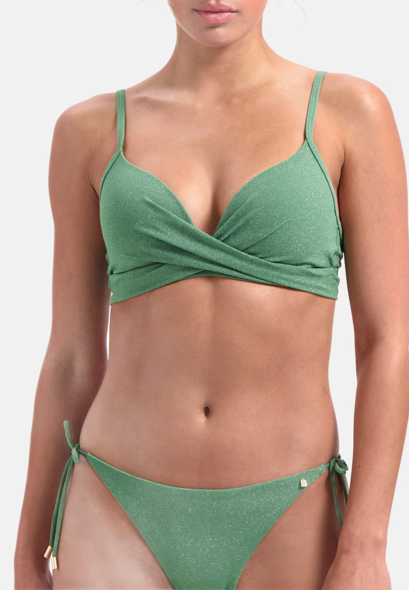 Zelený dvoudílný bikini set vyrobený z texturované látky s jemným leskem; vršek má nastavitelný design, zatímco spodní část má zavazování na bocích.