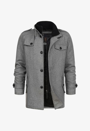 Cappotto grigio in misto lana con colletto nero, bottoni frontali, tasche laterali e interna con zip. Presenta un design moderno e strutturato.
