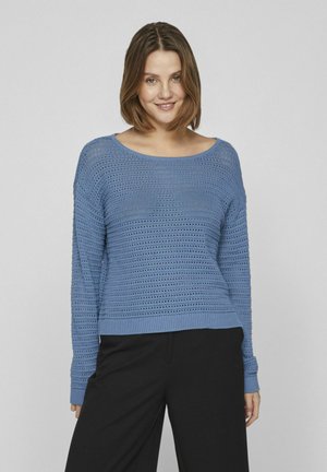 Blauer, gestrickter Pullover mit einem runden Ausschnitt und langen Ärmeln, der ein strukturiertes Muster aus horizontalen Reihen und subtilen offenen Gewebemotiven aufweist.