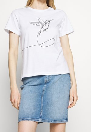 Wit T-shirt met korte mouwen met een zwarte doorlopende lijntekening van een kolibrie en een blauwe denim rok tot op de knie.