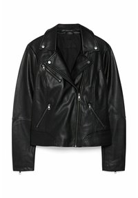 Zwart leren motorjack met een ritssluiting aan de voorkant, een drukknopenkraag en doorgestikte accenten op de schouders en zoom. Voorzien van zilveren hardware.