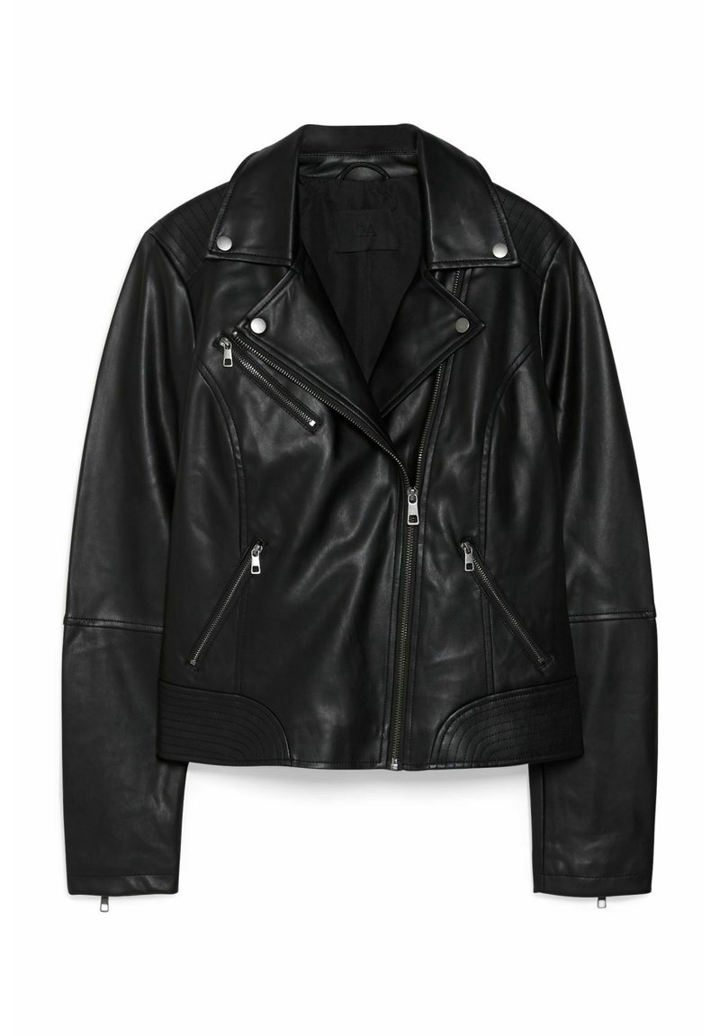 Zwart leren motorjack met een ritssluiting aan de voorkant, een drukknopenkraag en doorgestikte accenten op de schouders en zoom. Voorzien van zilveren hardware.