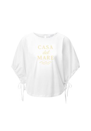 Bijela bluza s kratkim rukavima s naboranim rukavima vezanim na manšetama, s tekstom "CASA del MARE" i valovitim uzorcima u svijetložutoj boji s prednje strane.