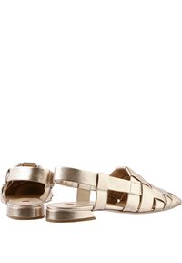 Sandales slingback dorées en métal avec des brides en cuir tressé, bout pointu, petit talon et texture lisse. Détail de boucle à la cheville.
