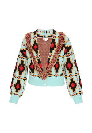 Neulecardigan, jossa on turkoosi pohja ja musta sekä punainen geometrinen kuvio. Huomattava fringe-yksityiskohta kauluksessa. Edessä nappikiinnitys.