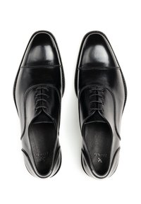 Schwarze Leder-Halbschuhe mit glatter Oberfläche, spitzem Zeh und Schnürdesign. Mit dezenten Nähten und einer strukturierten Innensohle.