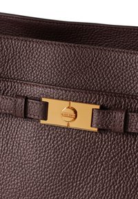 Brauner, strukturierteter Lederhandtasche mit einem goldenen Verschluss und Verzierungen. Besitzt eine glatte Oberfläche und dezente Nähte.