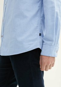 TOM TAILOR STRUKTURIERTES MIT BRUSTTASCHE - Camicia - mid blue white structure