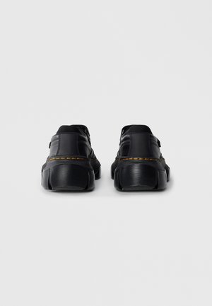 Uvrstitev 11: Dr. Martens - Obutev z vezalkami