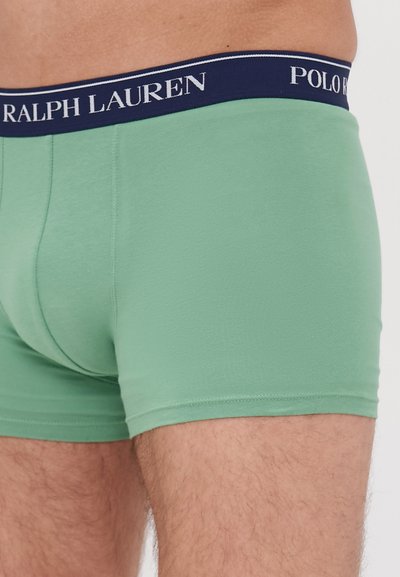 Zöld pamut boxer rövidnadrág tengerészkék derékrésszel, amelyen fehér betűkkel olvasható a "RALPH LAUREN" és a "POLO" felirat. Sima textúrával és testhez álló kialakítással.