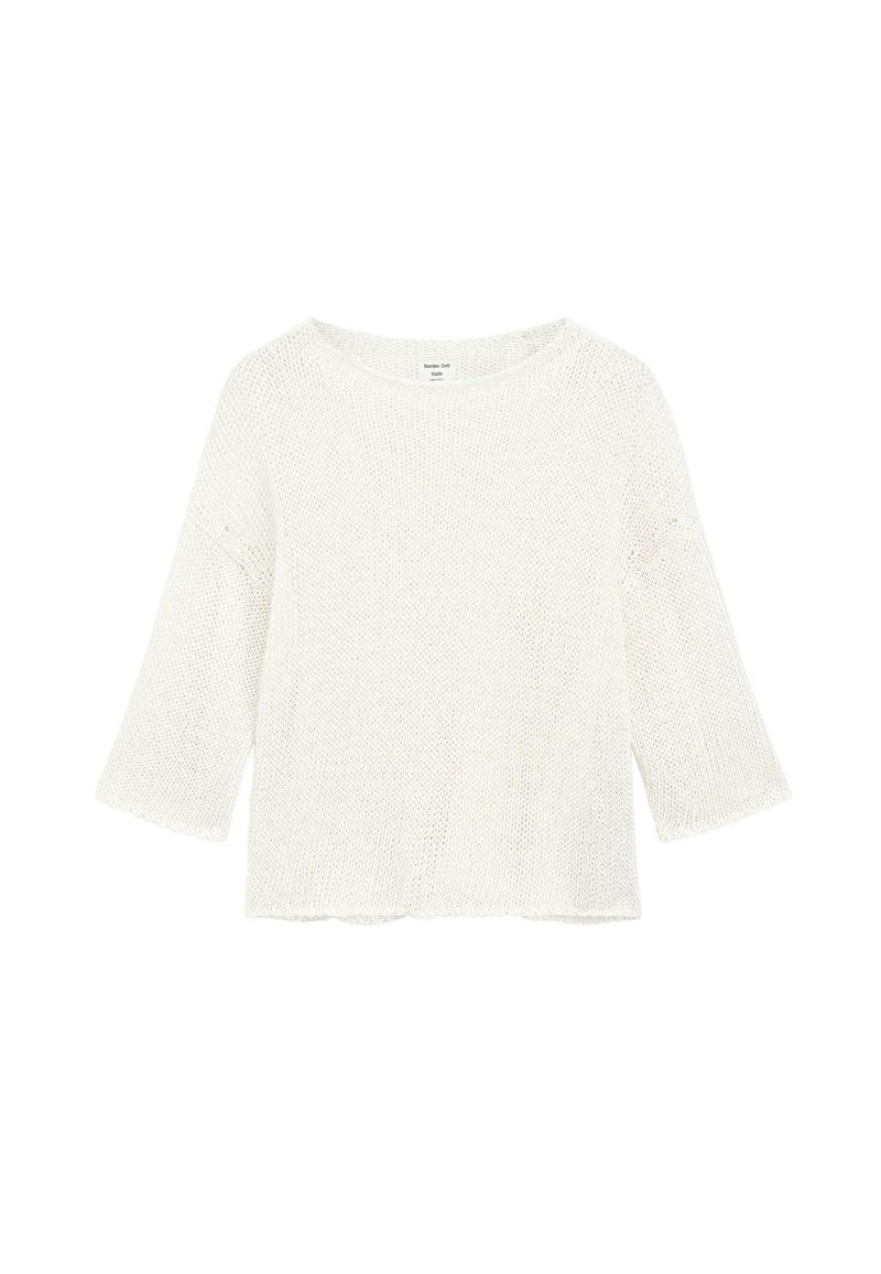 Sweter dziany w kolorze białym. Posiada okrągły dekolt i szerokie rękawy sięgające do łokcia. Tkanina ma luźną, otwartą teksturę dzianiny oraz swobodny krój.