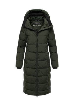 Lange groene pufferjas met een rits aan de voorkant, capuchon en geribbelde manchetten. Beschikt over gestikte panelen en een logolabel binnenin de kraag.