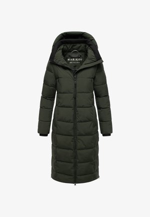 Manteau matelassé long vert avec fermeture éclair sur le devant, capuche et poignets côtelés. Présente des panneaux cousus et une étiquette de logo à l'intérieur du col.