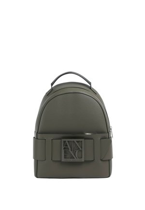 Piccolo zaino verde oliva con manico superiore, dettaglio di cintura larga e targhetta quadrata con il logo Armani Exchange sulla parte anteriore.