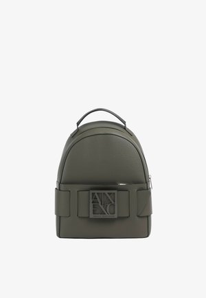 Piccolo zaino verde oliva con manico superiore, dettaglio di cintura larga e targhetta quadrata con il logo Armani Exchange sulla parte anteriore.