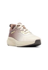 Zapatilla deportiva en beige y marrón con parte superior de malla, diseño de cordones, cuello acolchado, suela texturizada y logotipo "Refresh" en dorado.