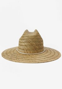 Sombrero de paja de ala ancha con una textura tejida. Corona cónica, color beige claro, rematado con un delgado cordón alrededor de la base.