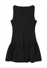 Schwarzes ärmelloses Kleid mit einem figurbetonten Oberteil und einem schwingenden, gerafften Rock. Versteckter Reißverschluss im Rücken für ein einfaches An- und Ausziehen. Glatte Stofftextur.