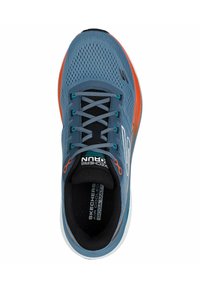 Scarpa sportiva con tomaia in mesh blu, lacci neri e suola arancione. Presenta il logo 'SKECHERS' e l'etichetta 'Air Cooled Goga Mat' sulla linguetta.