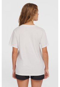 Hvid bomulds T-shirt med korte ærmer, rund halsudskæring og en afslappet pasform, set fra ryggen. Ingen synlige mønstre eller accenter.