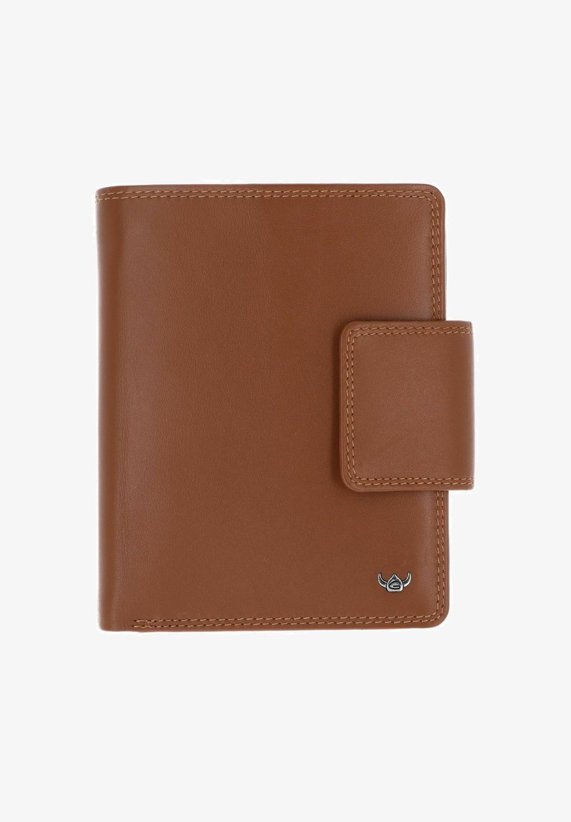 Portefeuille en cuir marron avec fermeture à pression et petit emblème argenté en bas à droite, mettant en valeur de fines coutures le long des bords.