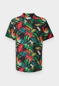 Zwarte kraagloze shirt met korte mouwen, bedekt met groene tropische bladeren en rode, oranje en witte bloempatronen.
