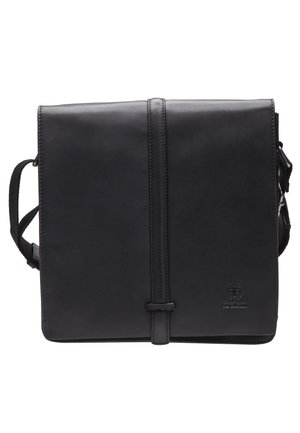 Sac messager bandoulière en cuir noir avec détail de la sangle avant et logo embossé dans le coin inférieur droit, bandoulière en tissu réglable.
