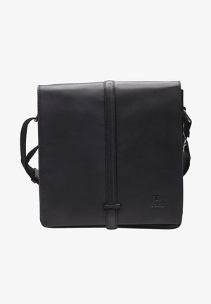 Sac messager bandoulière en cuir noir avec détail de la sangle avant et logo embossé dans le coin inférieur droit, bandoulière en tissu réglable.