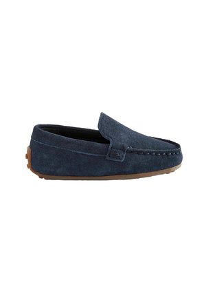 Mocassin pour homme en daim bleu marine avec couture moc-toe et semelle en caoutchouc marron, montré de côté gauche sur fond blanc.