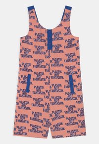 Macacão de tecido rosa com texto azul a dizer "PLASTIK NOT FANTASTIK", com fecho de botão na frente e bolsos de cada lado.